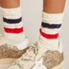 Calcetines de algodón blanco con acabado desgastado y rayas rojas y azul marino