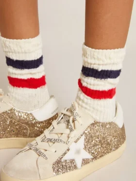 Calcetines de algodón blanco con acabado desgastado y rayas rojas y azul marino