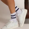 Calcetines de algodón con acabados desgastados, rayas azules y logotipo