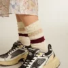 Calcetines de color blanco desgastado con detalles desgastados y rayas beige y burdeos