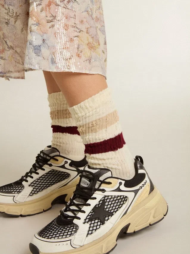 Calcetines de color blanco desgastado con detalles desgastados y rayas beige y burdeos