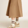 Calcetines de color blanco desgastado con detalles desgastados y rayas marrones