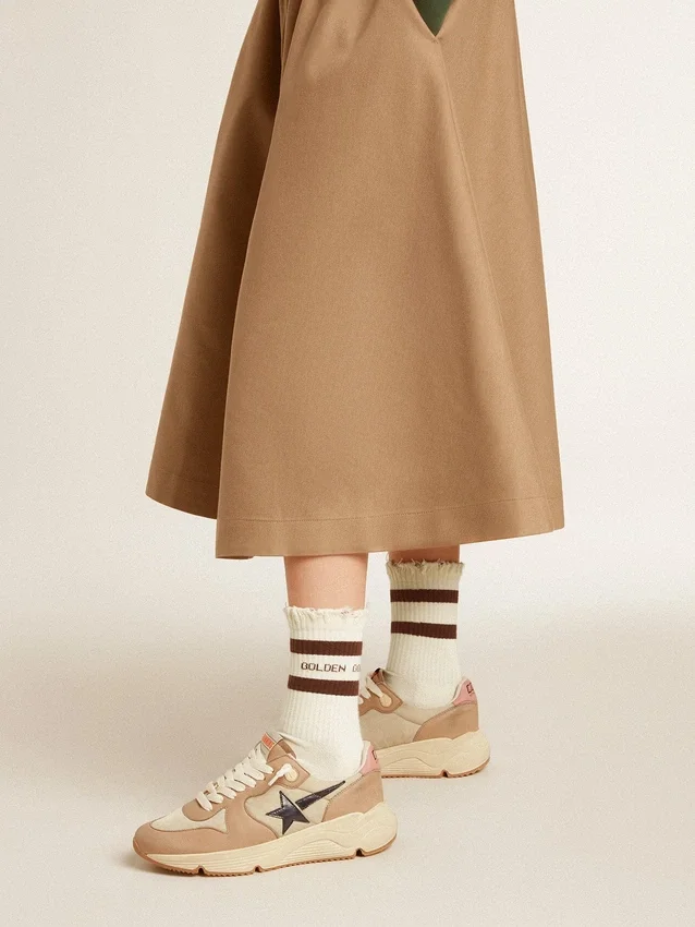 Calcetines de color blanco desgastado con detalles desgastados y rayas marrones