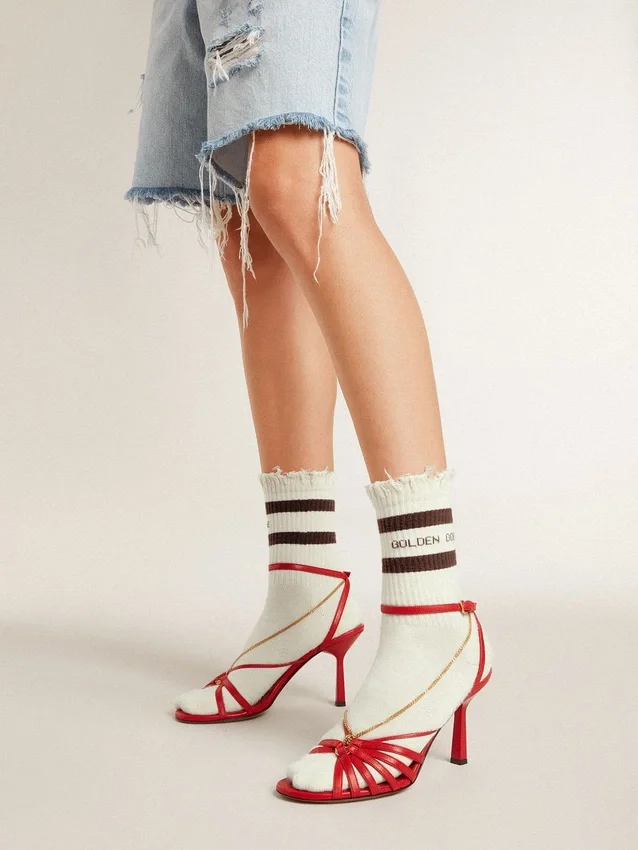 Calcetines de color blanco desgastado con detalles desgastados y rayas marrones