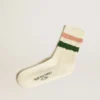 Calcetines de color blanco desgastado con detalles desgastados y rayas rosas y verdes
