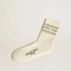 Calcetines de color blanco desgastado con detalles desgastados y rayas verde salvia