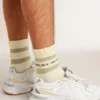 Calcetines de color blanco desgastado con detalles desgastados y rayas verde salvia