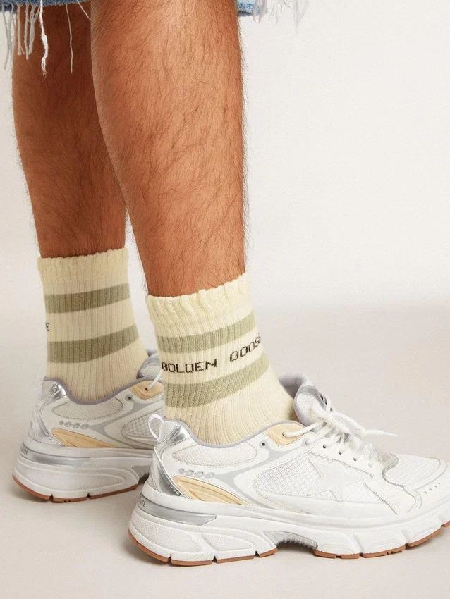 Calcetines de color blanco desgastado con detalles desgastados y rayas verde salvia