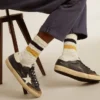 Calcetines en blanco envejecido con detalles desgastados y rayas bicolores