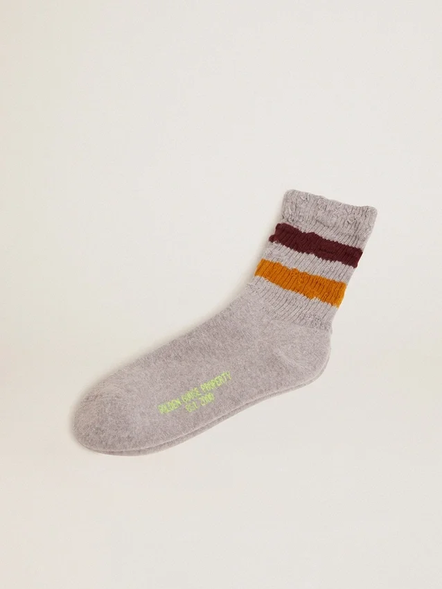 Calcetines gris jaspeados con detalles desgastados y rayas bicolores