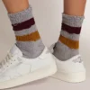 Calcetines gris jaspeados con detalles desgastados y rayas bicolores