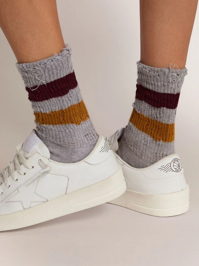 Calcetines gris jaspeados con detalles desgastados y rayas bicolores