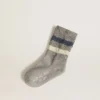 Calcetines grises para niños con detalles desgastados y rayas en blanco desgastado y azul