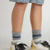 Calcetines grises para niños con detalles desgastados y rayas en blanco desgastado y azul