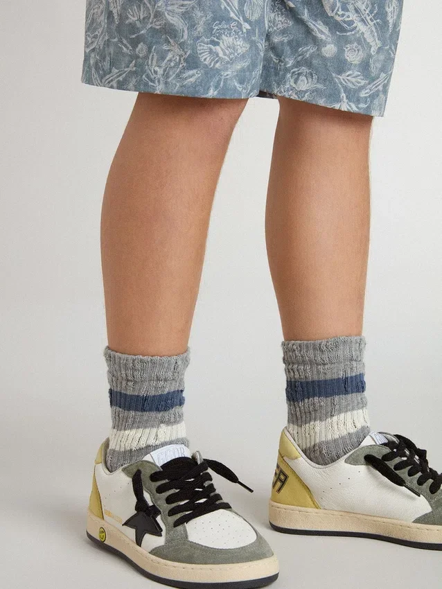 Calcetines grises para niños con detalles desgastados y rayas en blanco desgastado y azul