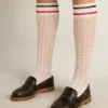Calcetines largos acanalados en blanco vintage con rayas bicolores