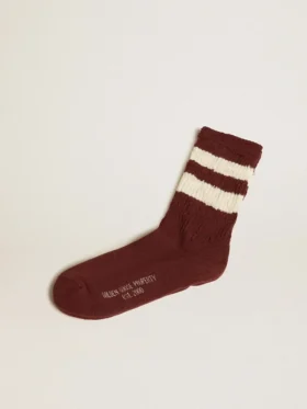 Calcetines morados con detalles desgastados y rayas blancas desgastadas