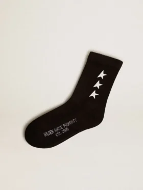 Calcetines negros con estrellas blancas en contraste