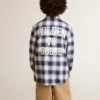 Camisa a cuadros azules y blancos para niños con estampado en la espalda