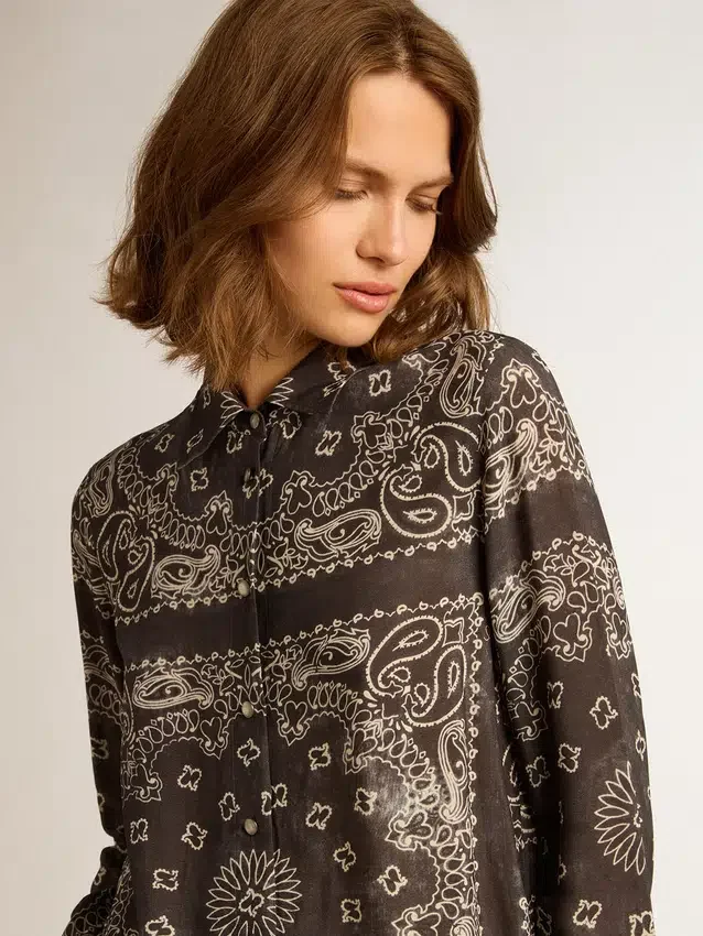 Camisa de pijama en gris antracita con estampado de paisley