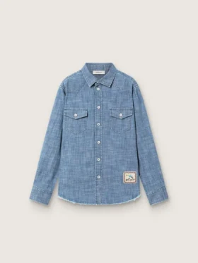 Camisa unisex Journey de cambray de algodón azul claro con dobladillo con flecos y parche bordado
