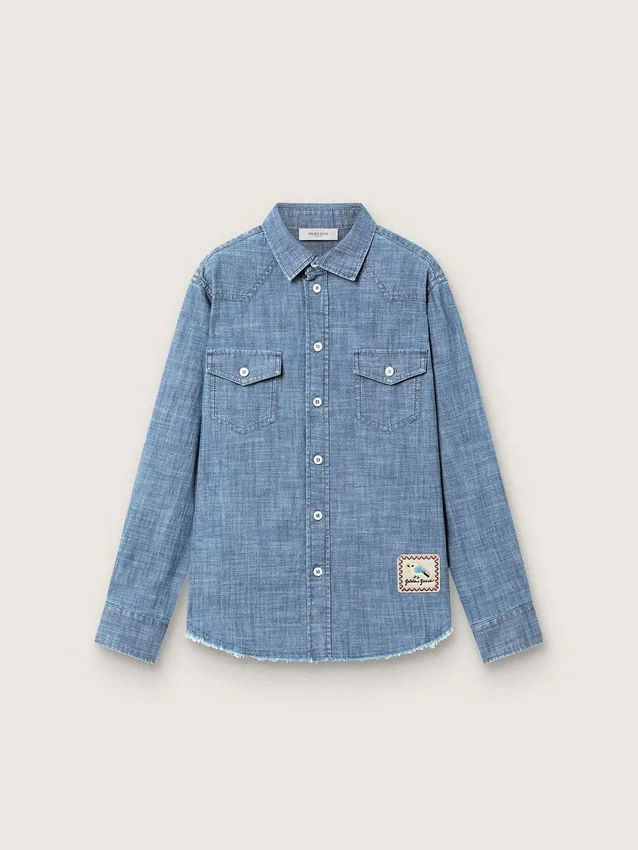 Camisa unisex Journey de cambray de algodón azul claro con dobladillo con flecos y parche bordado