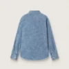 Camisa unisex Journey de cambray de algodón azul claro con dobladillo con flecos y parche bordado