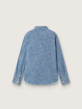 Camisa unisex Journey de cambray de algodón azul claro con dobladillo con flecos y parche bordado