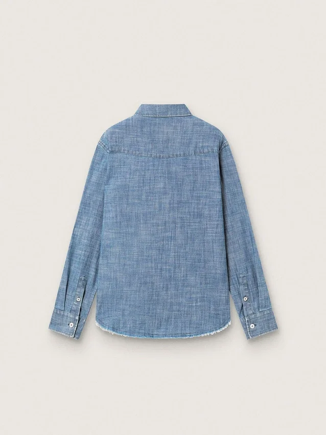 Camisa unisex Journey de cambray de algodón azul claro con dobladillo con flecos y parche bordado