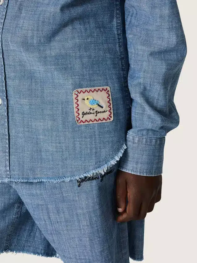 Camisa unisex Journey de cambray de algodón azul claro con dobladillo con flecos y parche bordado