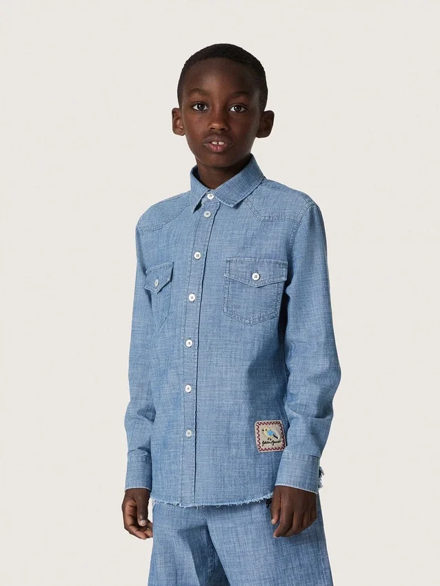 Camisa unisex Journey de cambray de algodón azul claro con dobladillo con flecos y parche bordado