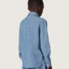Camisa unisex Journey de cambray de algodón azul claro con dobladillo con flecos y parche bordado