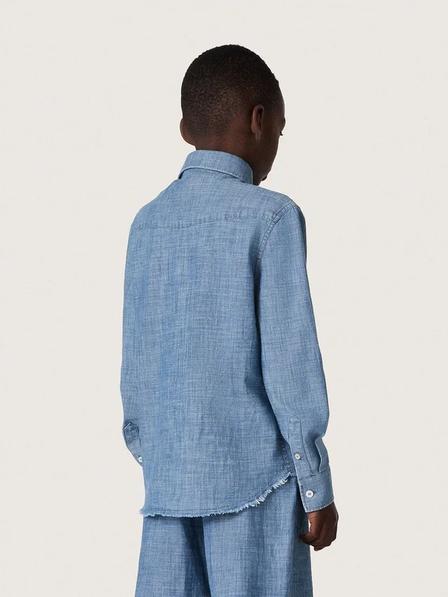 Camisa unisex Journey de cambray de algodón azul claro con dobladillo con flecos y parche bordado