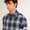 Camisas azules de hombre con diseño de cuadros 3D y estampado en la espalda