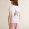 Camisas blancas y plateadas con logotipo y estrella grande en purpurina plateada