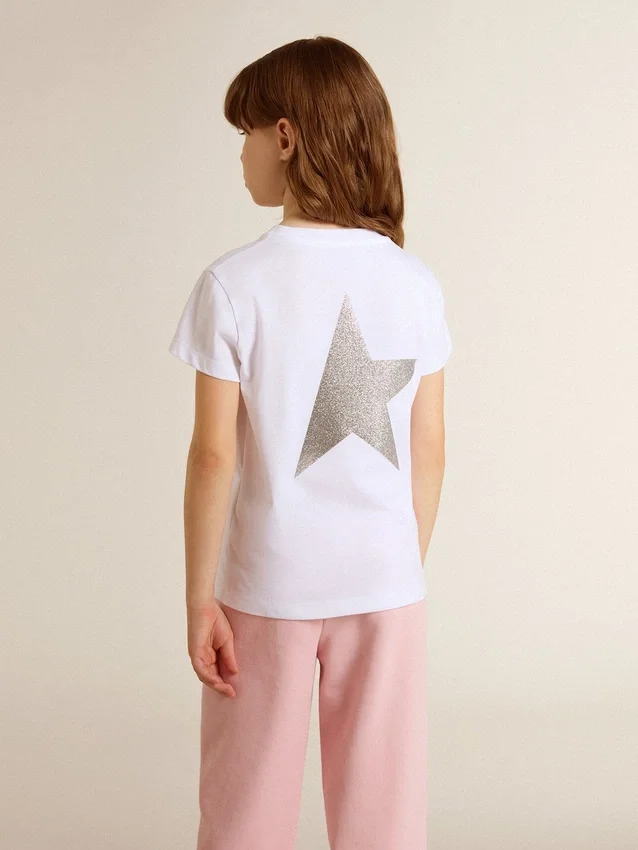 Camisas blancas y plateadas con logotipo y estrella grande en purpurina plateada