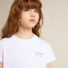 Camisas blancas y plateadas con logotipo y estrella grande en purpurina plateada