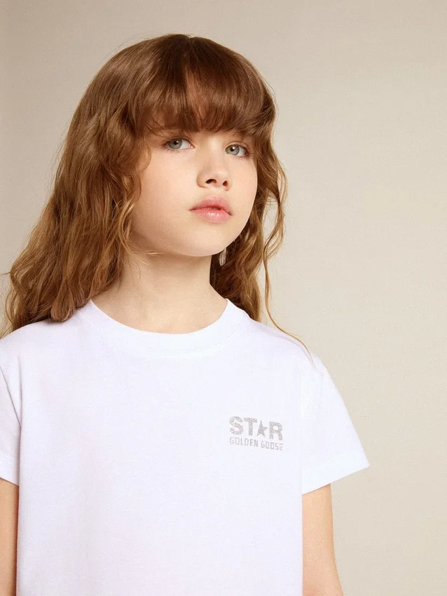 Camisas blancas y plateadas con logotipo y estrella grande en purpurina plateada