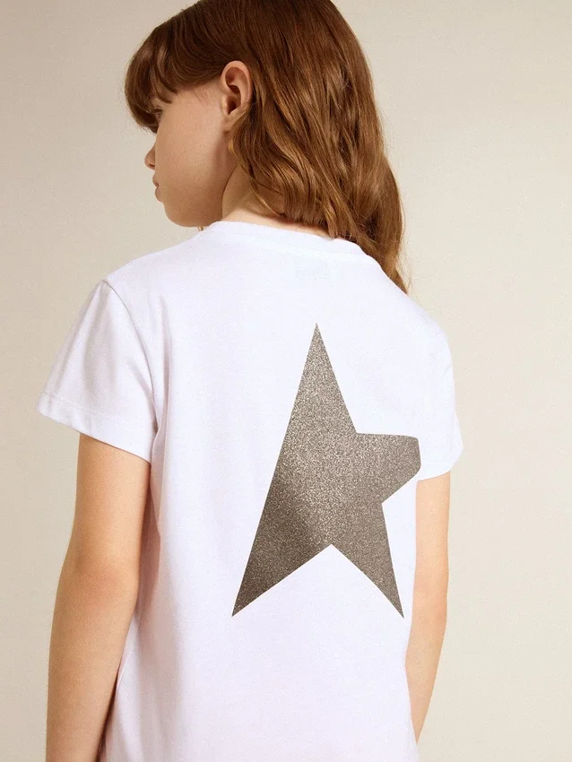 Camisas blancas y plateadas con logotipo y estrella grande en purpurina plateada