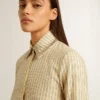 Camisas color crudo con rayas y cristales bordados