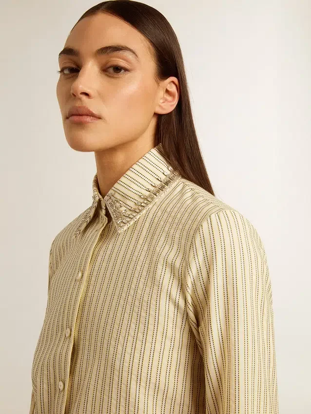 Camisas color crudo con rayas y cristales bordados