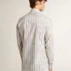 Camisas de algodón blancas para hombre con finas rayas color burdeos