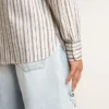 Camisas de algodón blancas para hombre con finas rayas color burdeos