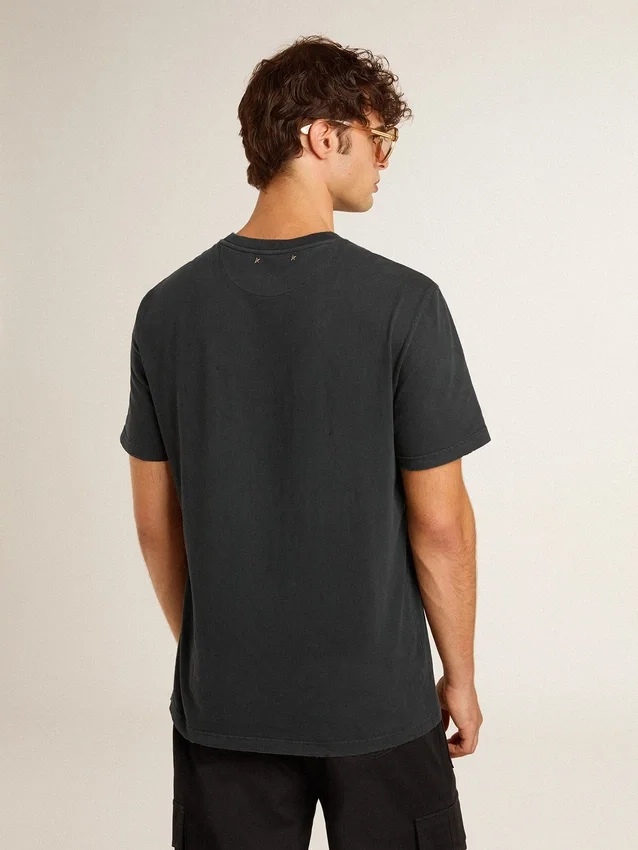 Camisas de algodón para hombre en negro desgastado con estampado en el frente