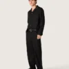 Pantalones para hombre de lana fresca negra con raya lateral de satén