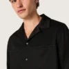 Camisas de hombre de sarga de lana negra con detalles de satén negro