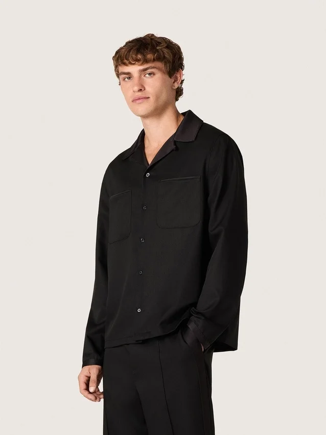 Camisas de hombre de sarga de lana negra con detalles de satén negro