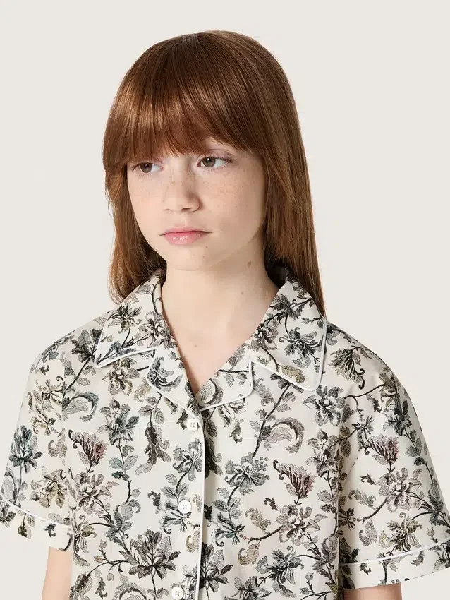 Camisas de manga corta para niñas Journey en lona de algodón blanca con estampado floral verde