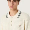 Camisas de manga larga para hombre en tejido de punto blanco con bordes en contraste y un broche removible