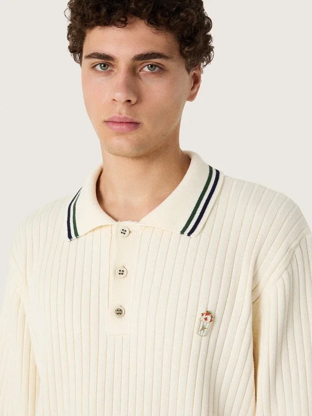 Camisas de manga larga para hombre en tejido de punto blanco con bordes en contraste y un broche removible
